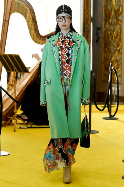 Look 16